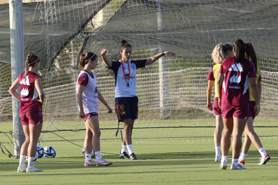 Spain's women's national team coach Montse Tome, 3rd left, instructs players during a training session in Oliva, Spain, Wednesday, Sept. 20, 2023. Most of Spain's World Cup-winning players have ended their boycott of the women's national team after the government intervened to help shape an agreement that was expected to lead to immediate structural changes at the country's soccer federation. (AP Photo/Alberto Saiz)