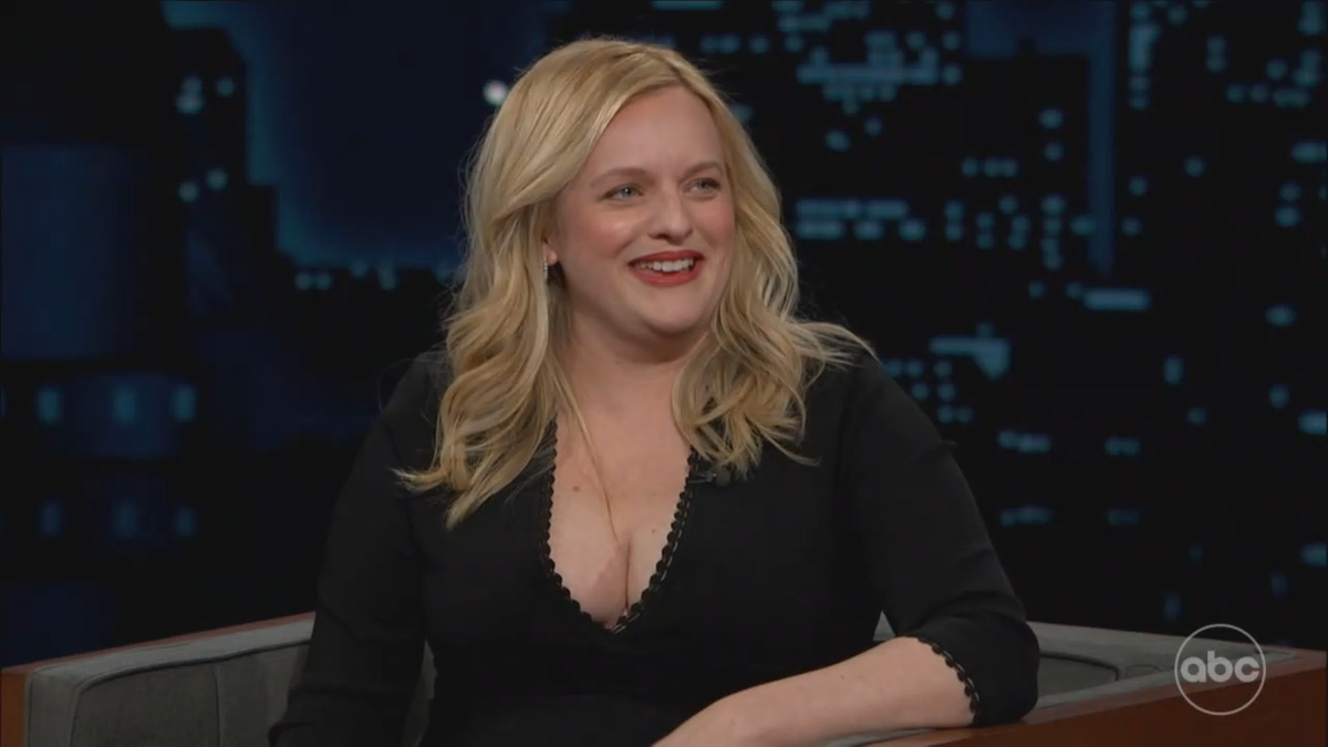 Elisabeth Moss debuted her pregnancy on the talk show (ABC)