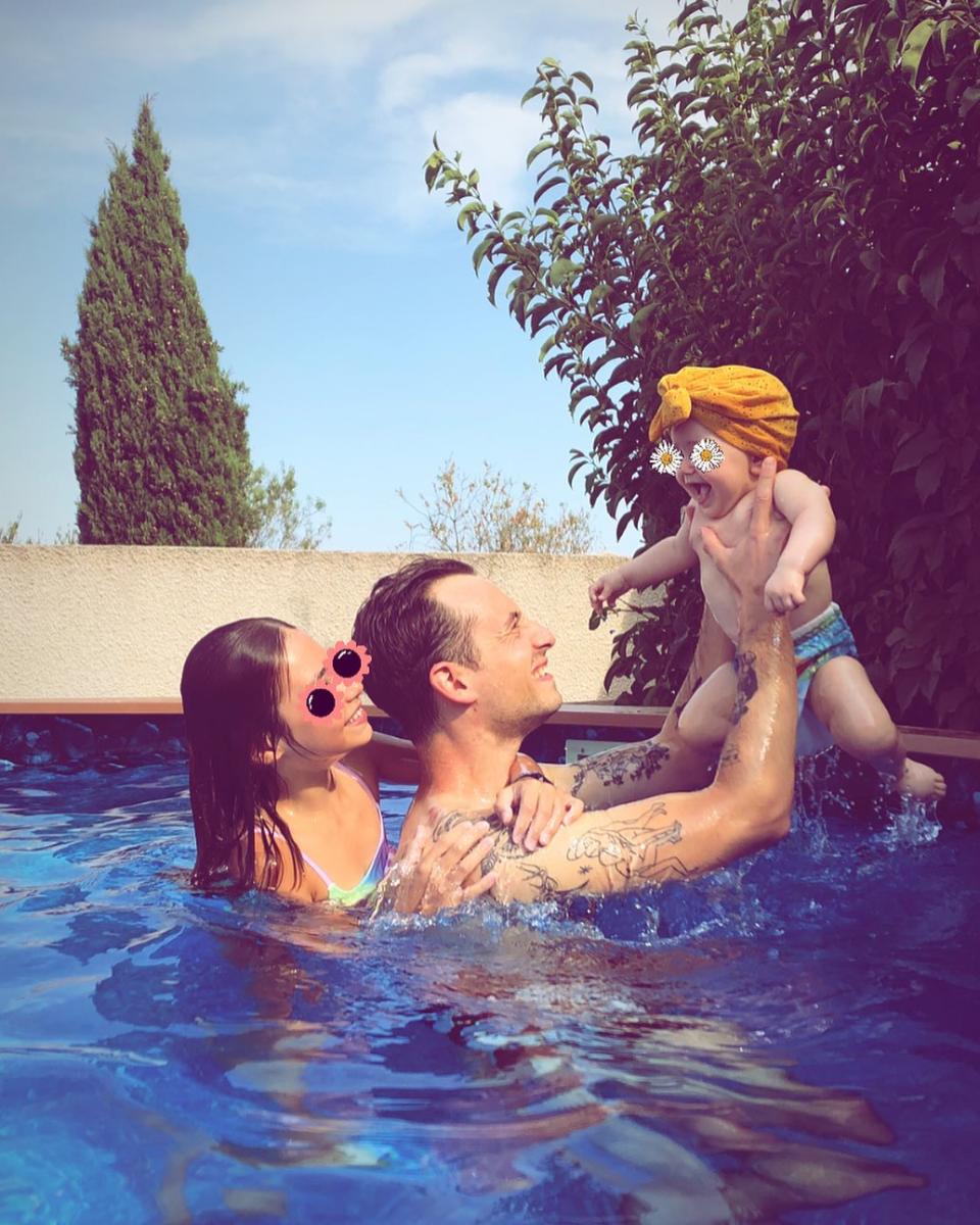 Au menu de cet été : tendresse et complicité en famille. Des moments qu’a immortalisés Alexandra Rosenfeld en postant une photo de celui qui partage sa vie depuis deux ans, Hugo Clément, plongé dans un bain d’amour avec Ava, sa première fille et Jim, leur petite dernière qui semble déjà aimer la piscine ! © Instagram @alexandrarosenfeld