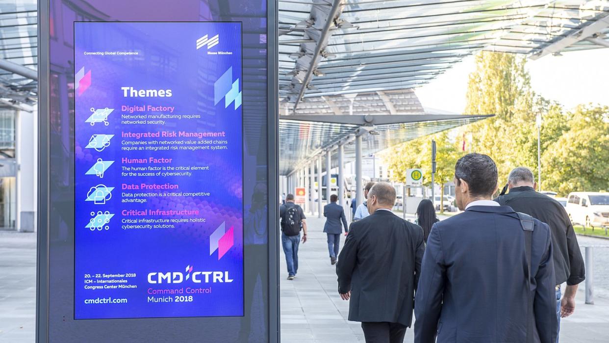 Besucher auf dem Weg zur Command Control 2018 in München. Foto: Thomas Plettenberg/Messe München GmbH