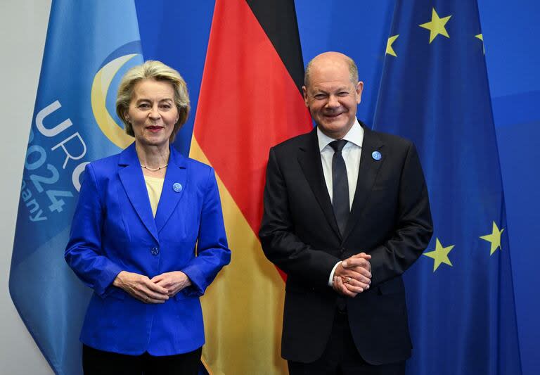 El canciller alemán, Olaf Scholz, y la presidenta de la Comisión Europea, Ursula von der Leyen, en una imagen antes de su reunión bilateral con motivo de la conferencia sobre Ucrania. Scholz reafirmó el jueves 27 de junio su apoyo a la candidatura de von der Leyen para un segundo mandato al frente de la Comisión Europea.