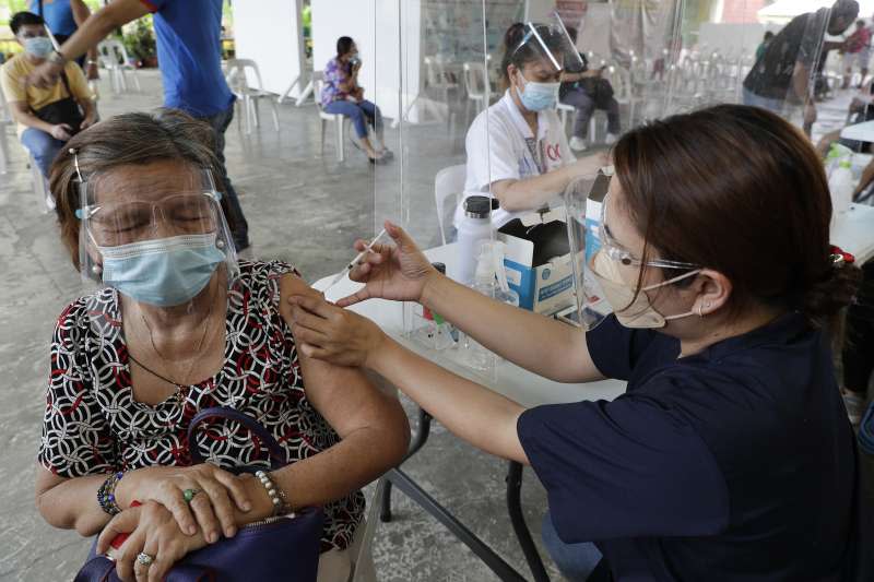 菲律賓疫情重創經濟，但民眾接種疫苗的意願依舊低迷。（AP）