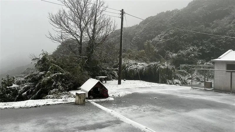 陽明山鞍部氣象站下雪。（圖／中央氣象署提供）