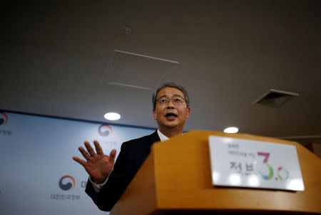 Yim Jong-yong, a nominee for South Korea's Finance Minister, speaks during a news conference at the government complex in Seoul, South Korea, November 2, 2016. REUTERS/Kim Hong-Ji