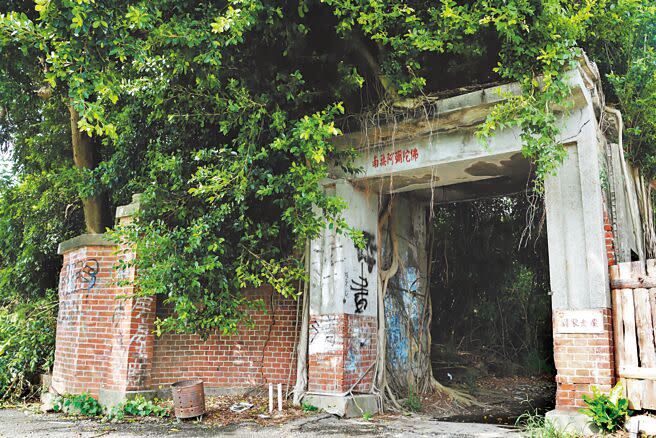 嘉義縣知名「民雄鬼屋」劉家古厝年久失修，乏人管理，園區荒煙蔓草遍布，整體結構愈見敗壞。（呂妍庭攝）