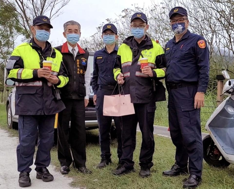 花蓮縣警局長蔡丁賢到各交通崗哨慰勉值勤員警。（記者林有清攝）