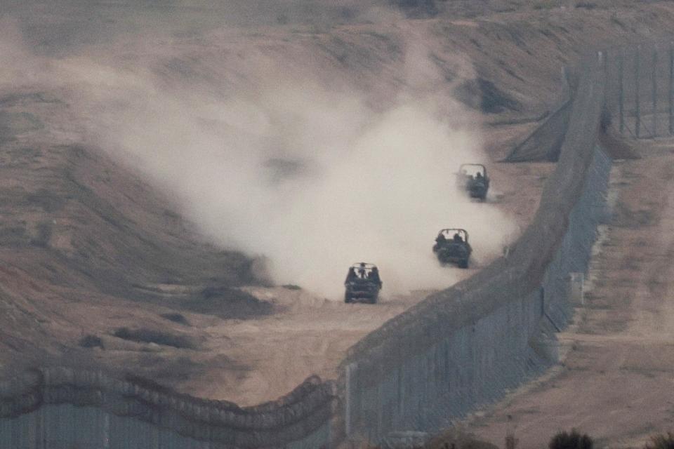 以色列軍車11月5日沿加薩邊界的高科技圍欄行進。路透社