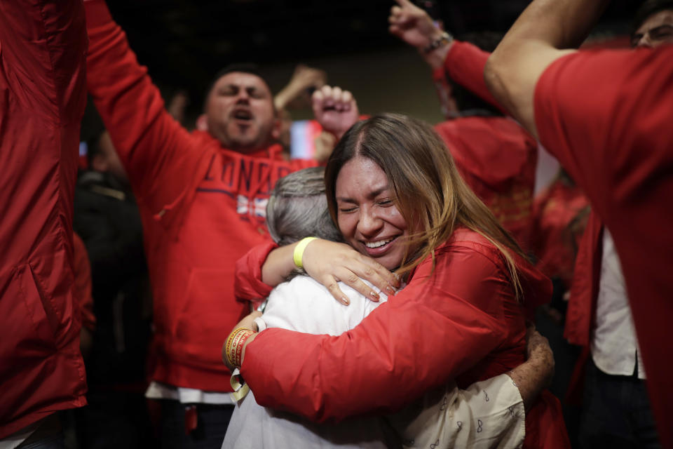 Simpatizantes de Carlos Fernando Galán, candidato a alcalde de Bogotá, festejan los resultados peliminares el domingo 29 de octubre de 2023, luego de que se llevaron a cabo elecciones locales y regionales, en Bogotá, Colombia. (AP Foto/Iván Valencia)