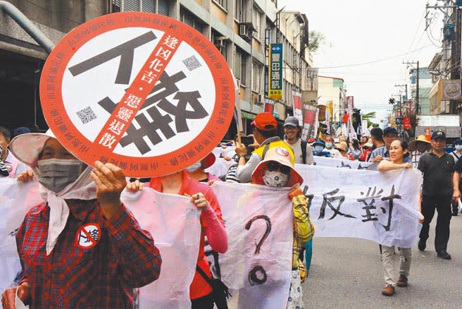 卜蜂養雞場進駐花蓮，遭民眾抗議反對，卜蜂公司不服，向行政院農業委員會提起訴願，農委會裁定「原處分撤銷」。（本報資料照片）