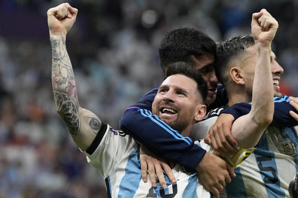 Lionel Messi celebra tras la victoria de Argentina por penales ante Holanda en el partido por los cuartos de final del Mundial, el sábado 10 de diciembre de 2022, en Lusail, Qatar. (AP Foto/Ricardo Mazalán)