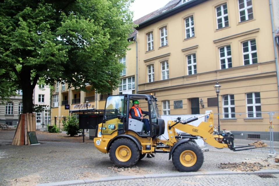 In der Altstadt Spandau ist der Umbau des Reformationsplatzes offiziell gestartet. Stadtrat Frank Bewig (CDU) beim ersten Spatenstich mit Bagger.<span class="copyright">Jessica Hanack / Hanack/ BM</span>