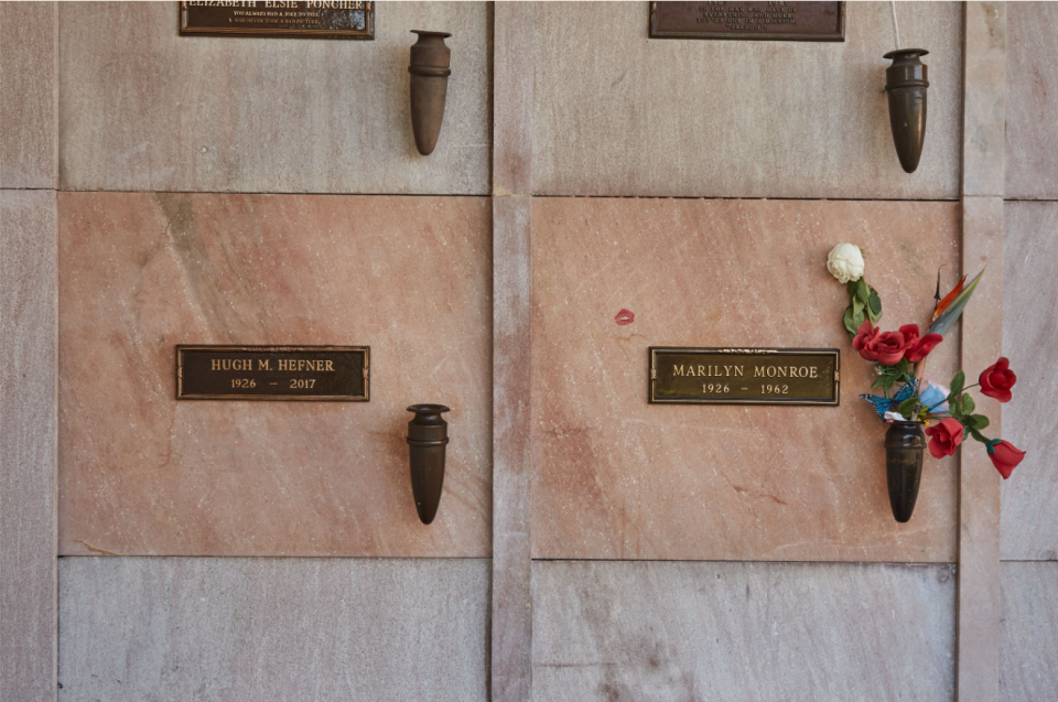 墓園中的夢露墓位上充滿了來自世界各地粉絲的口紅唇印，成為懷緬這位一代女神的聖地。夢露於1962年8月4日撤手人世，享年36歲。