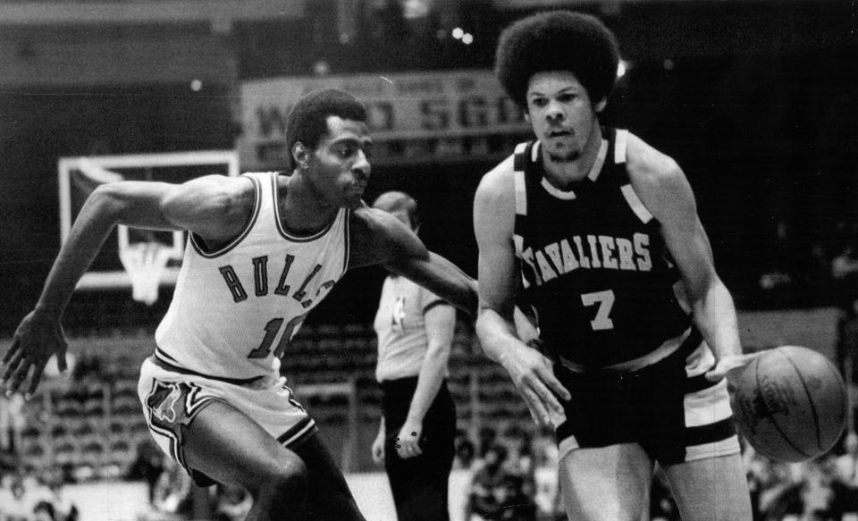 Cleveland Cavaliers legend Bingo Smith, right, goes around Bob Love of the Chicago Bulls on March 27, 1975.