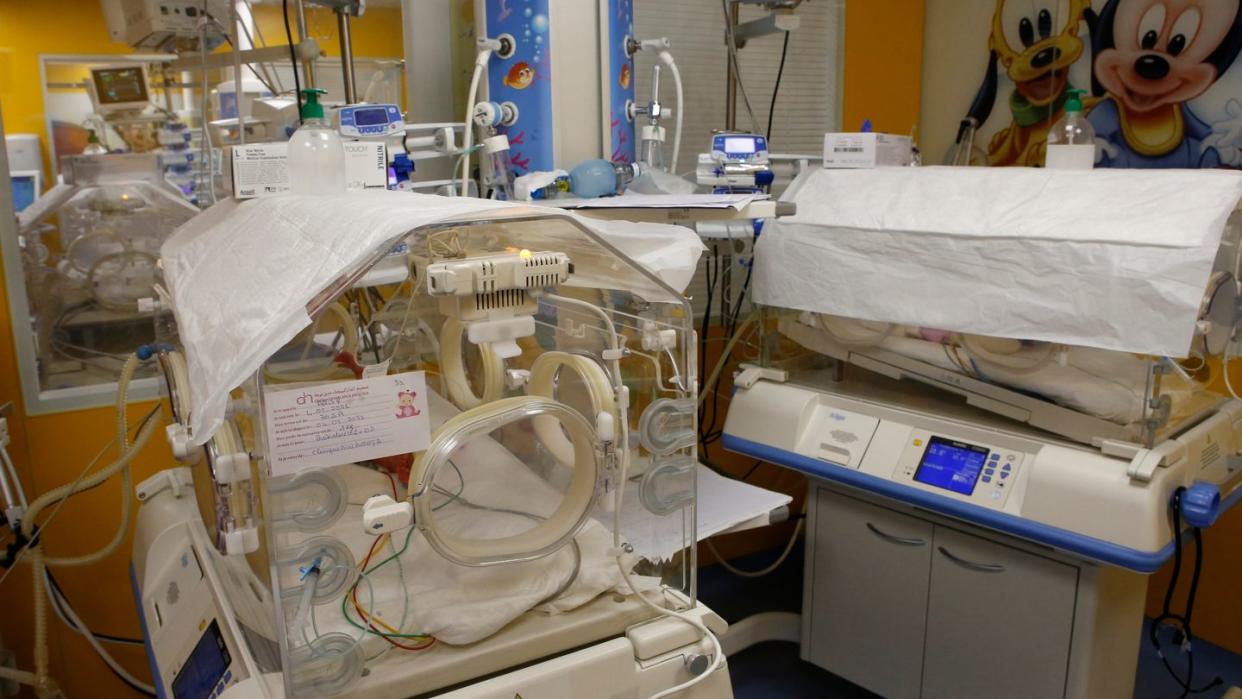 Ein Inkubator auf der Entbindungsstation der Privatklinik von Ain Borja beherbergt eines der neun Kinder, die eine Frau aus Mali per Kaiserschnitt zur Welt gebracht hat.