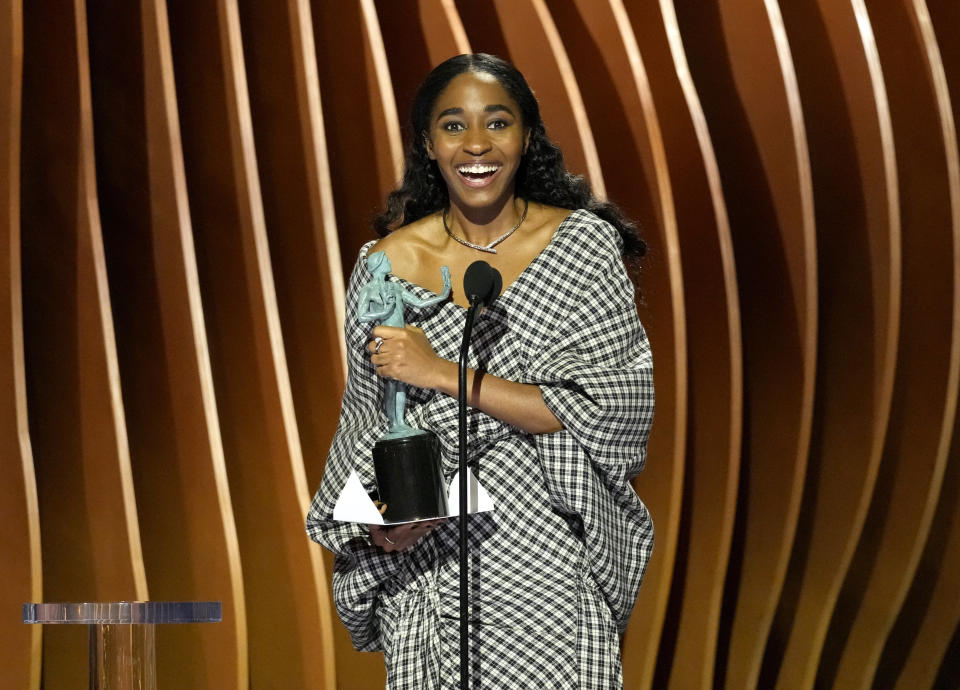 Ayo Edebiri recibe el premio a mejor actriz en una serie de comedia por "The Bear" en la 30a entrega anual de los Premios SAG del Sindicato de Actores de la Pantalla el sábado 24 de febrero de 2024 en el Shrine Auditorium en Los Ángeles. (Foto AP/Chris Pizzello)