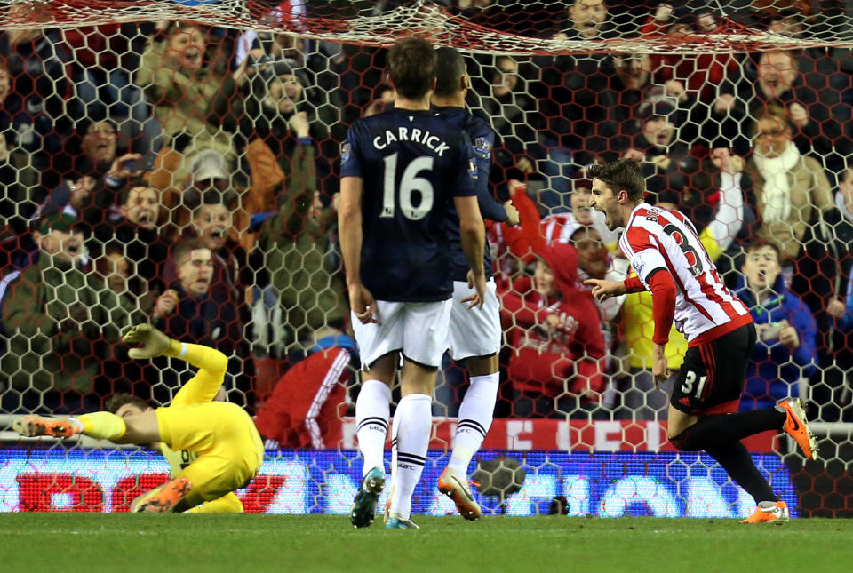 Fabio Borini (derecha) celebra tras marcar un gol para Sunderland en el partido ante Manchester United por las semifinales de la Copa de la Liga Inglesa el martes 7 de enero de 2014. (AP Foto/Scott Heppell)
