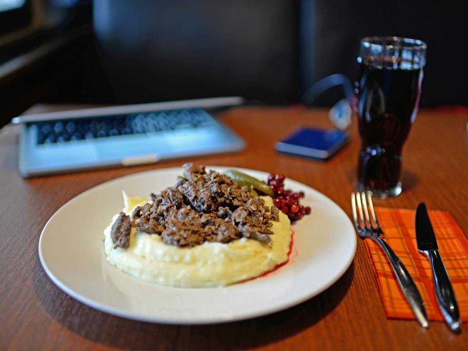Reindeer meat on mashed potatoes with berries.