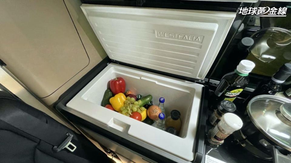 一旁還有40公升容量的製冷冰箱，可以用來保存食材。(圖片來源/ 地球黃金線)