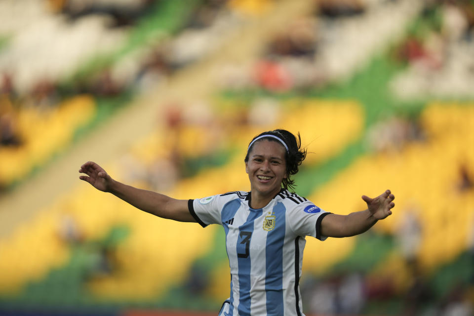 Eliana Stabile festeja el gol que anotó para la escuadra argentina contra el equipo uruguayo en un partido de la Copa América femenina, en Armenia, Colombia, el 15 de julio de 2022. (AP Foto/Dolores Ochoa)