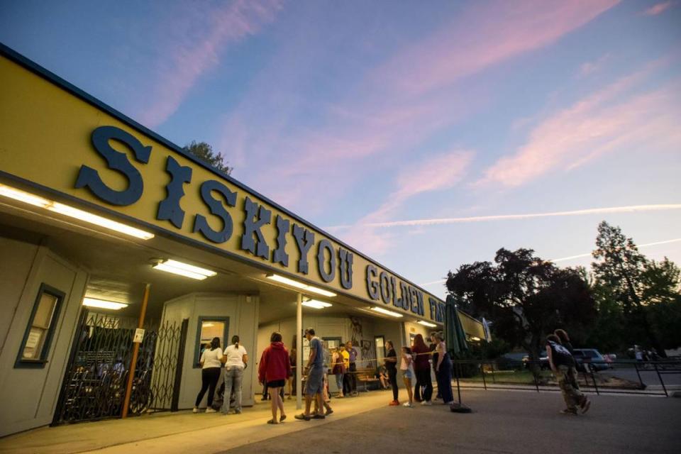 Residents and visitors flow into the Siskiyou Golden Fair as the sun sets and temperatures cool Aug. 9 in Yreka. The Siskiyou County Democrats and Republicans both had a presence on opposite ends of the indoor vendors’ area. Xavier Mascareñas/xmascarenas@sacbee.com