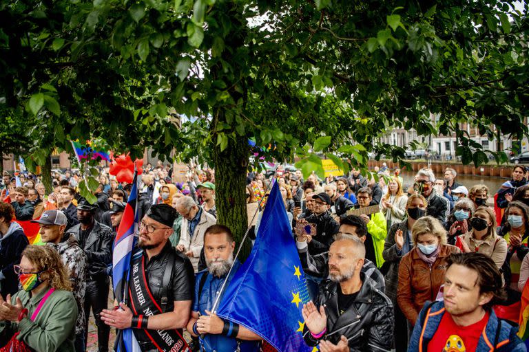 Activistas manifiestan en Amsterdam en solidaridad con la comunidad LGTB de Hungría