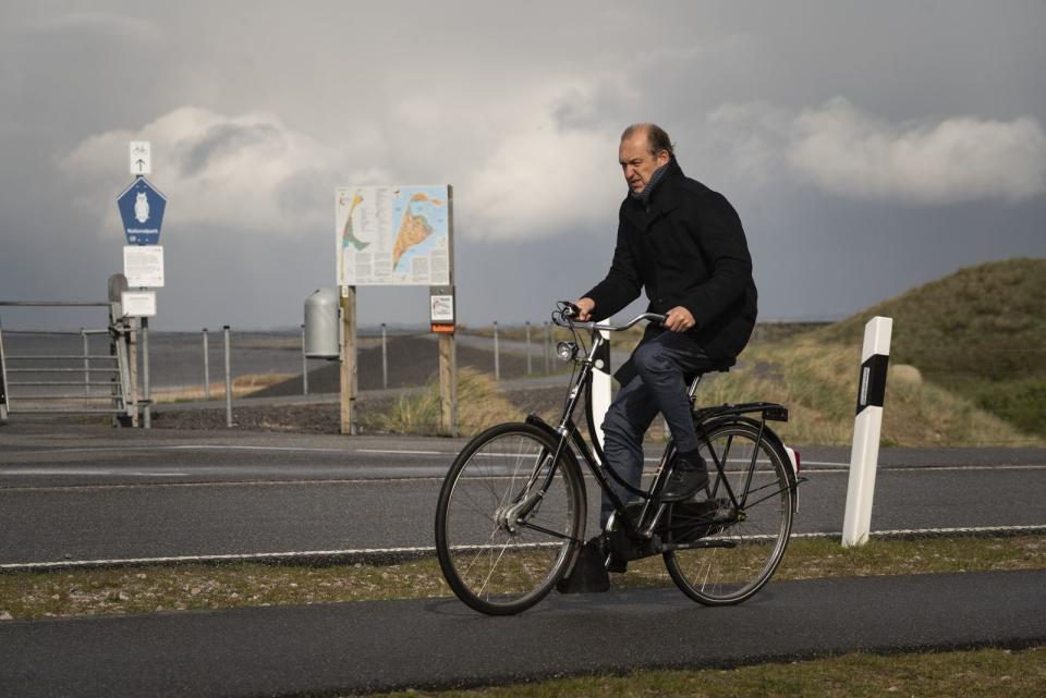 Er durchquert Sylt mit dem Fahrrad, wie seine Figur, und versucht auch im echten Leben, den Menschen aus dem Weg zu gehen. Hier eine Szene mit Kommissar Sievers aus dem Film "Nord Nord Mord - Sievers und die schlaflosen Nächte". (Bild: ZDF / Manju Sawhney)