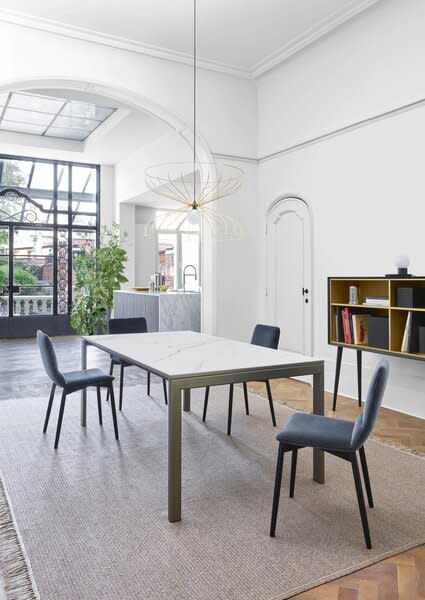 Accentuating the curved lines of the historic molding and contrasting the clean lines of this Allungami marble table are the accompanying chic Bendchairs, designed with 