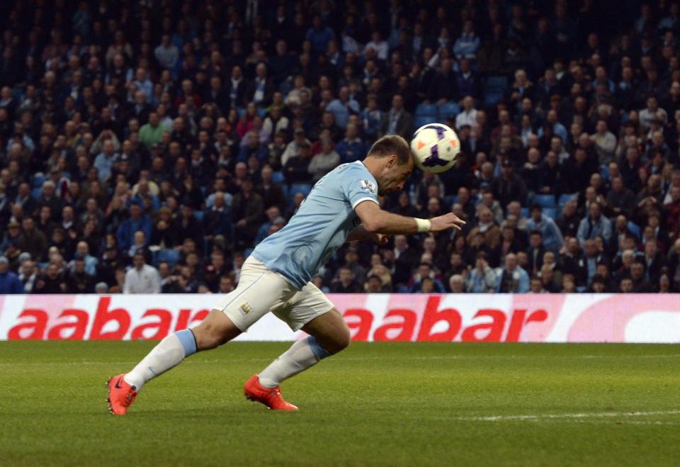 Manchester City's Pablo Zabaleta scores a goal against West Bromwich Albion during their English Premier League soccer match at the Etihad stadium in Manchester, northern England April 21, 2014. REUTERS/Nigel Roddis (BRITAIN - Tags: SPORT SOCCER) FOR EDITORIAL USE ONLY. NOT FOR SALE FOR MARKETING OR ADVERTISING CAMPAIGNS. NO USE WITH UNAUTHORIZED AUDIO, VIDEO, DATA, FIXTURE LISTS, CLUB/LEAGUE LOGOS OR "LIVE" SERVICES. ONLINE IN-MATCH USE LIMITED TO 45 IMAGES, NO VIDEO EMULATION. NO USE IN BETTING, GAMES OR SINGLE CLUB/LEAGUE/PLAYER PUBLICATIONS