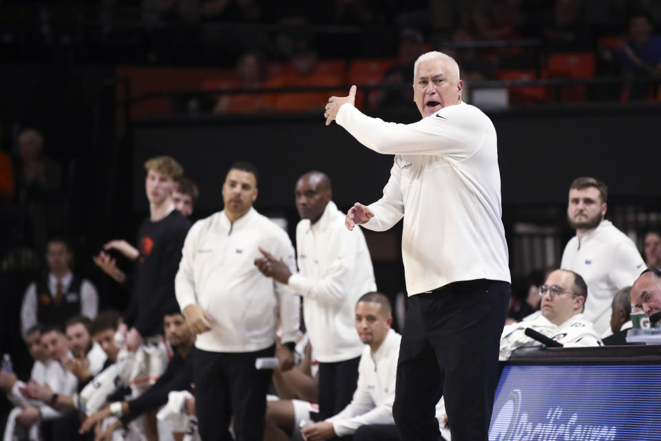 Oregon State coach Wayne Tinkle, right, calls out to players during the first half of the team's NCAA college basketball game against Arizona on Thursday, Jan. 25, 2024, in Corvallis, Ore. (AP Photo/Amanda Loman)