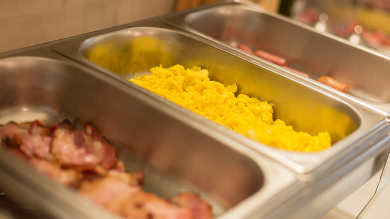 scrambled eggs in buffet tray