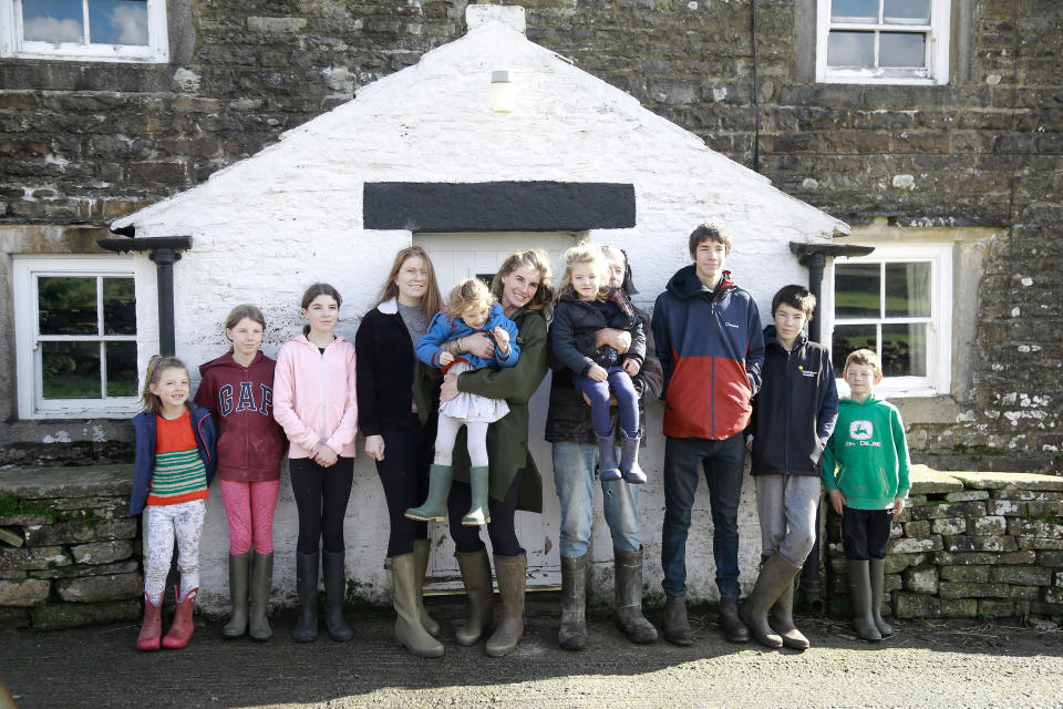Our Yorkshire Farm está protagonizada por Amanda y Clive Owen con sus hijos Annas, Violet, Edith, Raven, Clemmy, Nancy, Reuben, Miles y Sidney afuera en Ravenseat Farm.