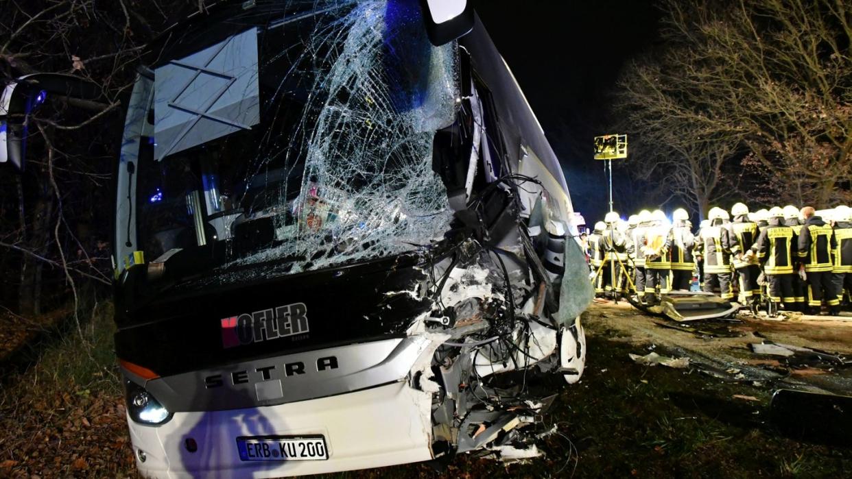 Das Baustellenfahrzeug war auf der Bundesstraße 26 in den Gegenverkehr geraten und dort mit dem Reisebus kollidiert. Foto: Einsatzreport Südhessen