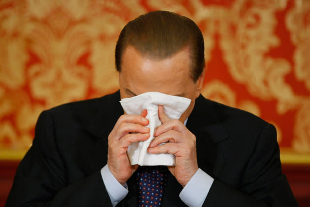 <b>Silvio Berlusconi</b><br><br>Der Glanz des großen Zampanos ist dahin. Silvio Berlusconi, einstiger Ministerpräsident Italiens und immer für einen Skandal gut, wurde im Oktober zu vier Jahren Haft wegen Steuerbetrug und Schwarzgeldkassen verurteilt. Weil aber die Gefängnisse komplett überfüllt sind, zogen die Richter drei Jahre wieder ab. (Bild: Reuters)
