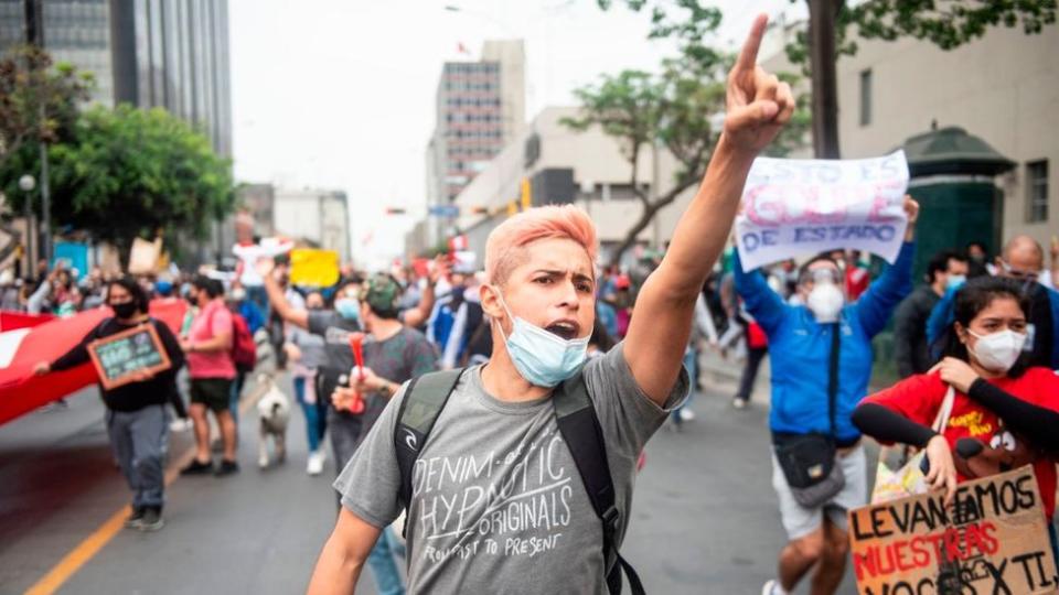 Manifestante en una protesta contra la destitución de Martín Vizcarra, en noviembre.