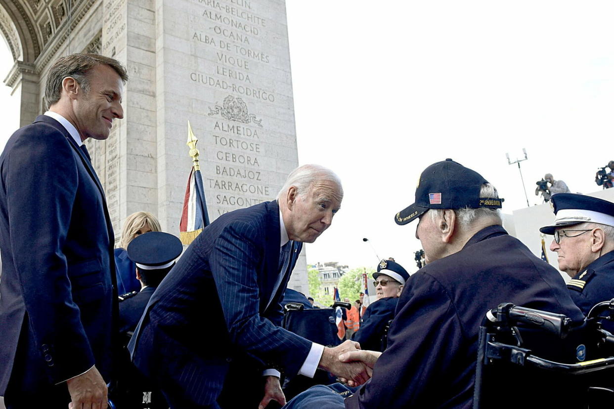 Joe Biden a véritablement débuté sa visite d'État en France, en se rendant avec Emmanuel Macron au pied de l'Arc de Triomphe, le samedi 8 juin 2024.  - Credit:Accorsini Jeanne/Pool/ABACA