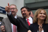 <p>CIUDAD DE MÉXICO, 29AGOSTO2018.- El líder minero Napoleón Gómez Urrutia y su esposa Oralia Casso festejaron junto con mineros canadienses y mexicanos tras la toma de protesta de “Napo” como senador de Morena en la Cámara de Senadores para la 64 Legislatura.<br>FOTO: MOISÉS PABLO /CUARTOSCURO.CO </p>