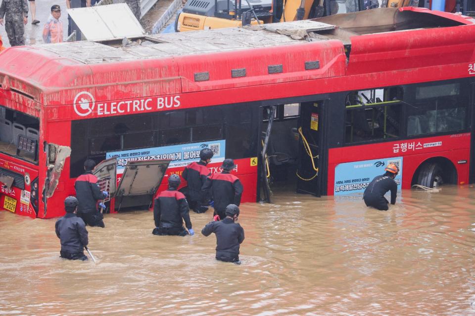 救難人員在電動公車中找到至少5名罹難者。路透社