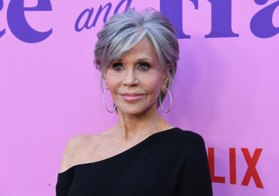 <p>Jane Fonda asistió el 23 de abril a un evento de la serie que protagoniza en Netflix: 'Grace and Frankie' (2015-). La actriz de 84 años presumió de corte <em>pixie </em>y dejó sus canas a la vista, demostrando que la edad no está reñida con la belleza. (Foto: Jon Kopaloff / Getty Images)</p> 