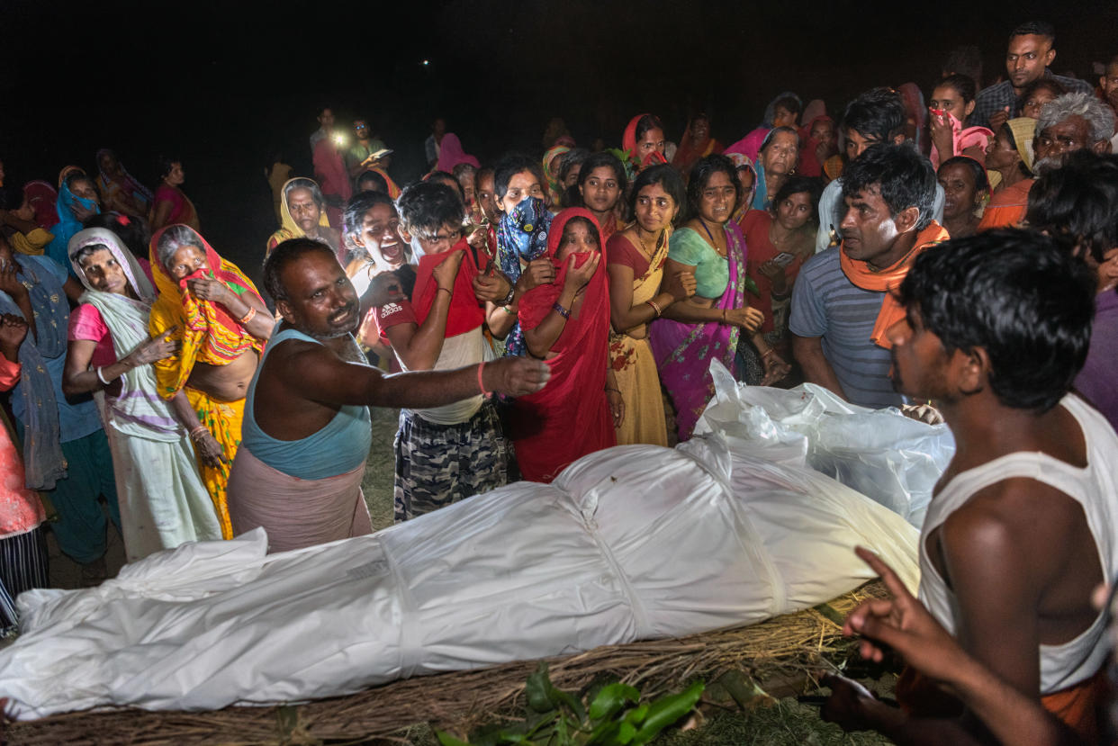 Dolientes en el funeral de Rakesh Kumar Yadav, un nepalí de 40 años que murió tres meses después de llegar a Dubái para trabajar como guardia de seguridad. (Saumya Khandelwal/The New York Times).