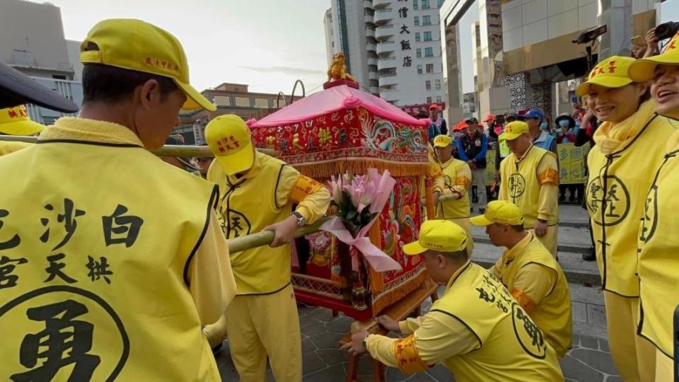 白沙屯媽祖,白沙屯媽,白沙屯拱天宮,白沙屯媽繞境,白沙屯媽祖繞境,媽祖進香,白沙屯媽進香,白沙屯媽祖進香,白沙屯媽祖顯靈