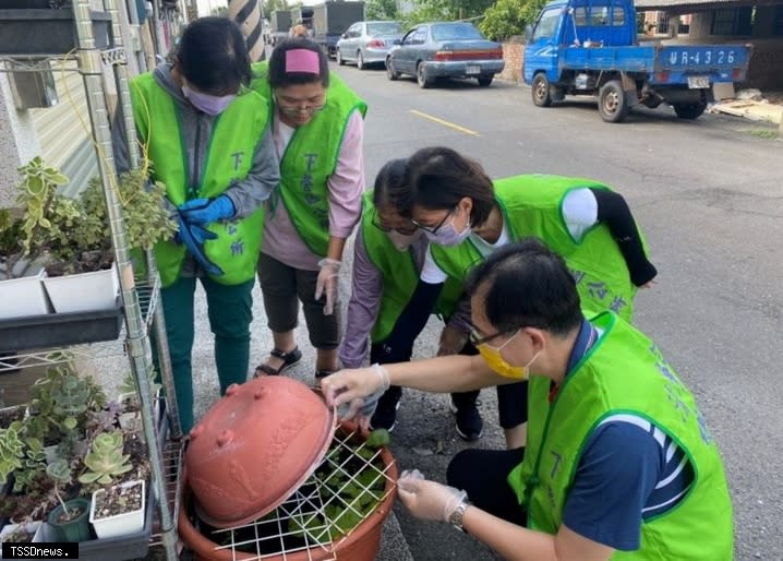 下營區公所總動員防治登革熱，至社區巡查杜絕積水容器，防止成為病媒蚊溫床。（記者李嘉祥攝）