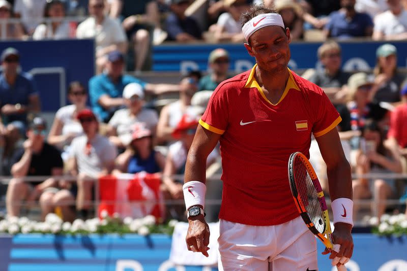 El tenista español Rafael Nadal reacciona durante su partido ante el serbio Novak Djokovic por la segunda ronda de los Juegos Olímpicos de París 2024, en Roland-Garros, París, Francia