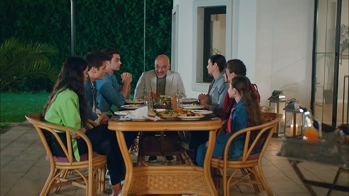 Hermanos: Sarp organiza una cena en su casa invitando a Ömer y sus hermanas