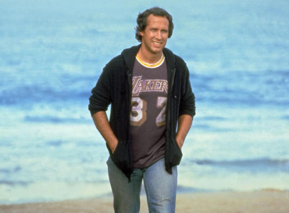 <p>Egal, ob als übereifriger Familienvater Clark W. Griswold in vier "Vacation"-Filmen, als Geheimagenten-Double ("Spione wie wir") oder als Reporter "Fletch" (Bild): In den 80er-Jahren klopfte niemand flottere Sprüche, stolperte so schön von einer Katastrophe in die nächste wie Ex-"Saturday Night Live"-Komiker Chevy Chase. (Bild: ARD / Degeto)</p> 