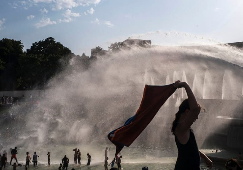 法國民眾在巴黎特羅卡德羅的花園噴泉裡降溫。voanews