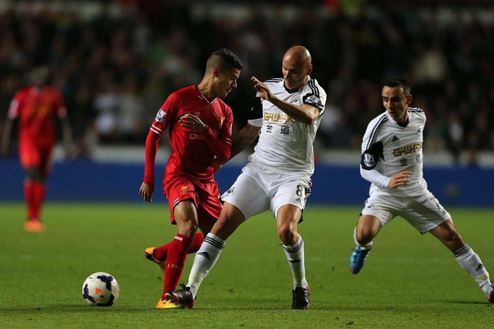 Liverpool's Phillippe Coutinho (left) and Swansea City's Jonjo Shelvey battle for the ball