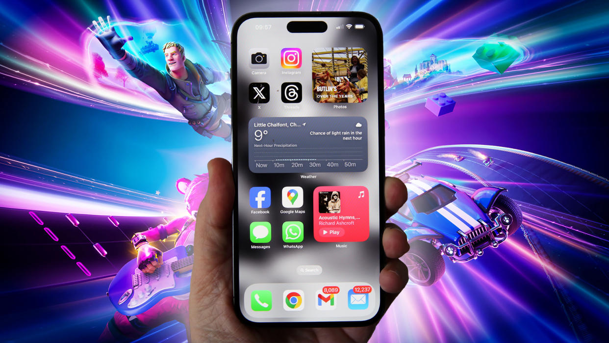  IPhone 14 Pro Max with Fortnite. 