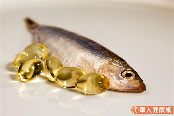 天天滑手機，眼睛常常紅癢、乾澀嗎？來顆魚油吧！