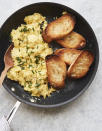 <p><b>Le bon mix</b> : beurre + œufs + fromage râpé + ciboulette</p><p>Découvrir la <a href="https://whatsgabycooking.com/perfectly-soft-scrambled-eggs/" rel="nofollow noopener" target="_blank" data-ylk="slk:recette;elm:context_link;itc:0;sec:content-canvas" class="link ">recette</a></p><br><br><a href="https://www.elle.fr/Elle-a-Table/Les-dossiers-de-la-redaction/Dossier-de-la-redac/Comment-preparer-des-oeufs-brouilles#xtor=AL-541" rel="nofollow noopener" target="_blank" data-ylk="slk:Voir la suite des photos sur ELLE.fr;elm:context_link;itc:0;sec:content-canvas" class="link ">Voir la suite des photos sur ELLE.fr</a><br><h3> A lire aussi </h3><ul><li><a href="https://www.elle.fr/Elle-a-Table/Les-dossiers-de-la-redaction/Dossier-de-la-redac/Comment-cuire-les-oeufs#xtor=AL-541" rel="nofollow noopener" target="_blank" data-ylk="slk:26 façons de cuisiner les œufs qu’on doit forcément connaître;elm:context_link;itc:0;sec:content-canvas" class="link ">26 façons de cuisiner les œufs qu’on doit forcément connaître</a></li><li><a href="https://www.elle.fr/Elle-a-Table/Les-dossiers-de-la-redaction/News-de-la-redaction/Tout-savoir-sur-les-oeufs-3752610#xtor=AL-541" rel="nofollow noopener" target="_blank" data-ylk="slk:10 choses à savoir sur les œufs;elm:context_link;itc:0;sec:content-canvas" class="link ">10 choses à savoir sur les œufs</a></li><li><a href="https://www.elle.fr/Elle-a-Table/Les-dossiers-de-la-redaction/Dossier-de-la-redac/Comment-preparer-un-oeuf-au-plat#xtor=AL-541" rel="nofollow noopener" target="_blank" data-ylk="slk:20 recettes d’œufs au plat à avoir goûté au moins une fois dans sa vie;elm:context_link;itc:0;sec:content-canvas" class="link ">20 recettes d’œufs au plat à avoir goûté au moins une fois dans sa vie</a></li><li><a href="https://www.elle.fr/Elle-a-Table/Les-dossiers-de-la-redaction/Dossier-de-la-redac/Oeuf-cocotte-original#xtor=AL-541" rel="nofollow noopener" target="_blank" data-ylk="slk:Bluffez avec des œufs cocotte originaux;elm:context_link;itc:0;sec:content-canvas" class="link ">Bluffez avec des œufs cocotte originaux</a></li><li><a href="https://www.elle.fr/Astro/Horoscope/Quotidien#xtor=AL-541" rel="nofollow noopener" target="_blank" data-ylk="slk:Consultez votre horoscope sur ELLE;elm:context_link;itc:0;sec:content-canvas" class="link ">Consultez votre horoscope sur ELLE</a></li></ul>