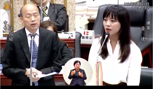 時代力量議員黃捷質詢高雄市長韓國瑜。   圖：翻攝自高雄市議會直播